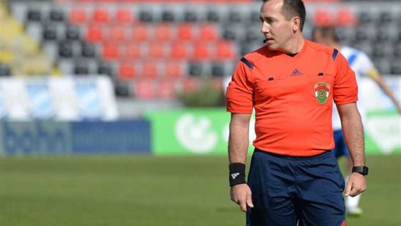 طاقم حكام مجري للقمة