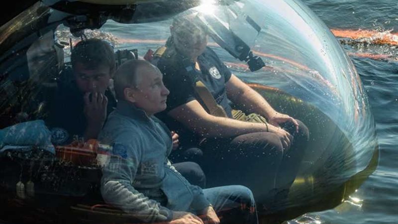 بالصور... بوتين تحت