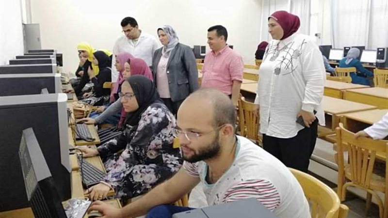 طلاب تمريض حلوان