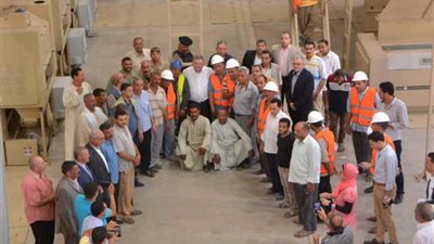 وزير قطاع الأعمال يصطحب مزارعي القطن بالفيوم وبنى سويف في جولة داخل محلج الفيوم المطور