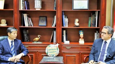 وزير الآثار يستقبل السفير الصيني