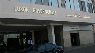 وكيل وزارة التضامن الاجتماعي بالأقصر يسلم تأشيرات الحج وتذاكر الطيران للحجاج