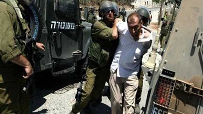 الصهاينة يعتقلون 10 فلسطينيين بعد مداهمة منازلهم بالقدس وطولكرم