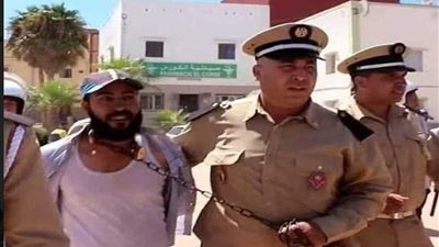 المغرب يكشف سبب تقييد بائع متجول بسلسة حول رقبته واعتقاله (فيديو)