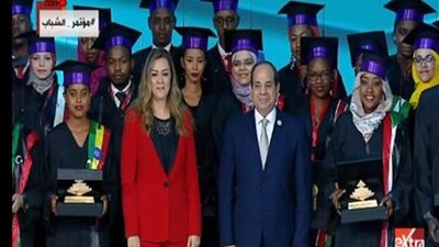 الرئيس السيسي يلتقط الصور التذكارية مع خريجي الدفعة الأولى للبرنامج الرئاسي لتأهيل الشباب