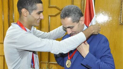 رئيس جامعة القناة يكرم فراج بطل إفريقيا للدراجات