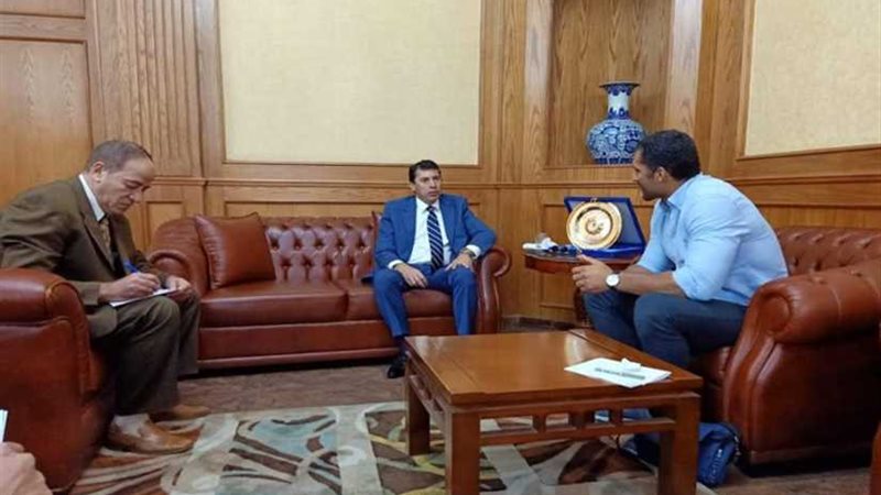 وزير الرياضة يلتقي