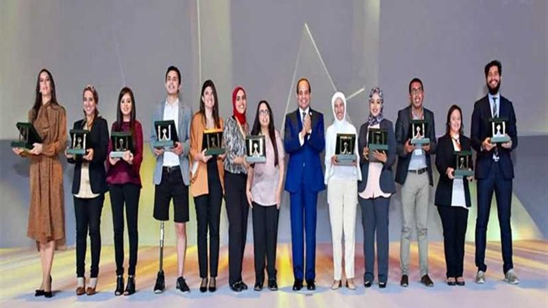 الرئيس السيسي يكرم