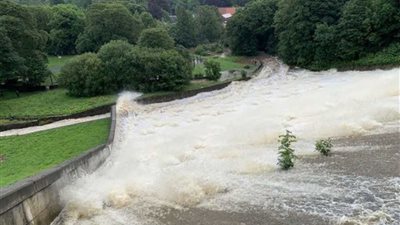 بريطانيا تغرق.. تصدُّع سد 
