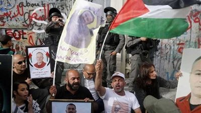 فلسطينيون يشاركون في وقفة تضامنية مع أسير مضرب عن الطعام لليوم الـ16 على التوالي