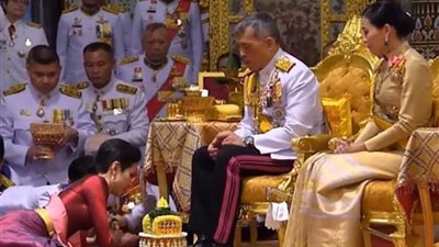 الملك التايلاندي ينصب عشيقته رسمياً في حفل حضرته الملكة.. (فيديو وصور)