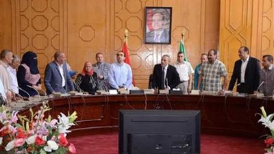 محافظ الإسماعيلية يسلم عقود تمليك الأراضي لواضعي اليد الجادين