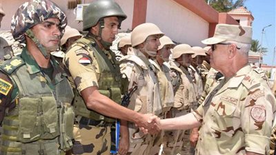 رئيس أركان حرب القوات المسلحة يتفقد قوات تأمين شمال سيناء