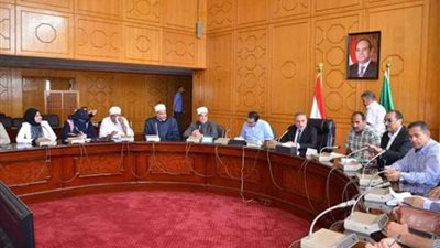 محافظ الإسماعيلية يناقش مع المأذونين منع انتشار الطلاق