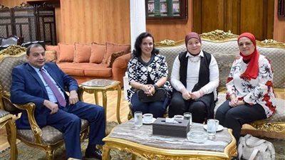 رئيس جامعة بني سويف يستقبل لجنة تطوير برنامج بكالوريوس الطب