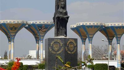 رئيس جامعة القناة يستقبل فريق 