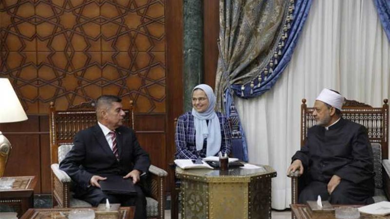 سفير فنزويلا يشيد