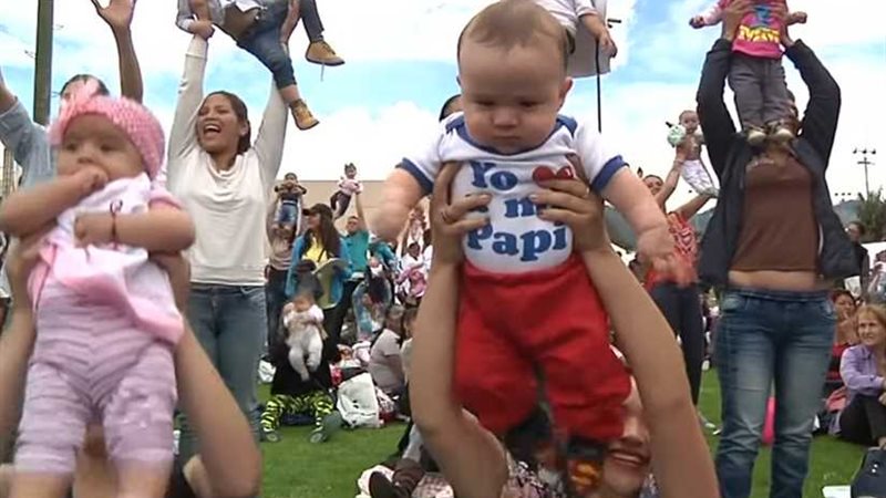 مهرجان جماعي للأمهات