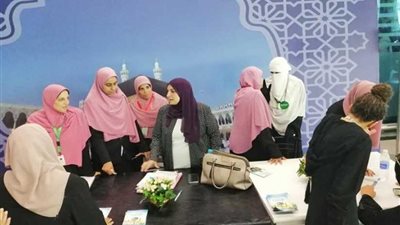 الدكتورة إلهام شاهين تلتقي واعظات الأزهر بمطار القاهرة في وداع آخر أفواج الحجاج