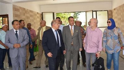 رئيس جامعة أسيوط يتفقد أعمال تجهيز أول صالات للامتحانات الإلكترونية