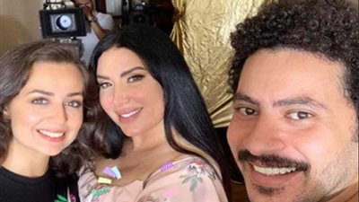 صورة من الكواليس.. عبير صبري وهبة مجدي تصوران 