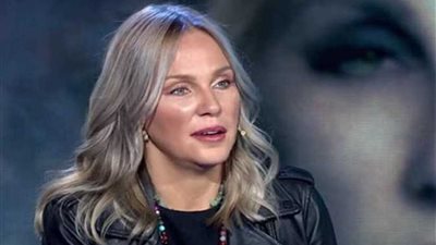 شيرين رضا تعلق على صورة زوجة عمرو دياب ونجله