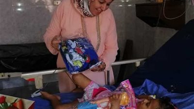 محافظ القليوبية يتابع حالة طفلة تعرضت للتعذيب على يد زوجة والدها