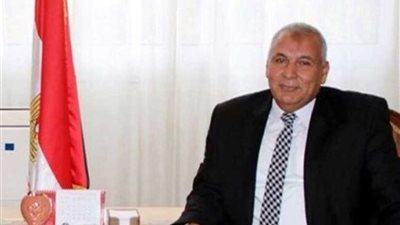 محافظ الوادي الجديد يسلم عقود أراضي نهائية لـ42 مواطنا بعد تقنين أوضاعهم