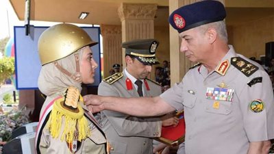 وزير الدفاع يشهد الاحتفال بتخريج دفعات جديدة من المعاهد الصحية ..(فيديو- صور)