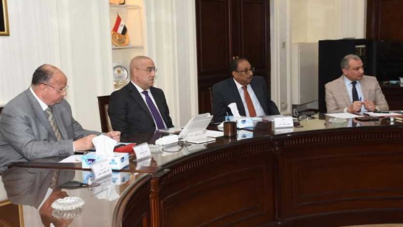 وزير الإسكان ومحافظ