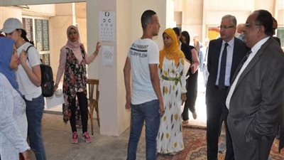 رئيس جامعة حلوان يتابع الكشف الطبي للطلاب الجدد