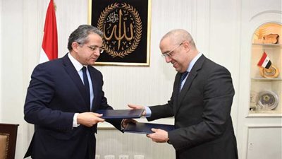 وزيرا الآثار والإسكان يوقعان بروتوكول تعاون لتنفيذ وتشغيل الخدمات للزائرين بمنطقة آثار سقارة بمحافظة الجيزة