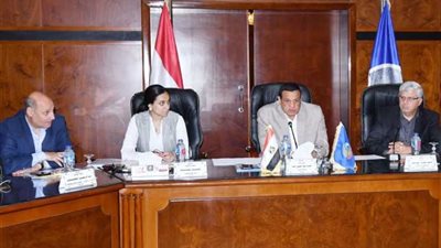 محافظ البحيرة يجتمع بمسئولى أعمال تطوير مدينة رشيد