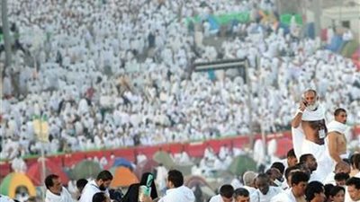 حجاج بيت الله الحرام يتوافدون إلى مشعر منى لقضاء يوم التروية