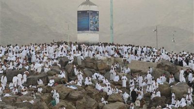 مسجد نمرة يكتسي البياض.. والحجاج يصلُّون الظهر والعصر جمع تقديم بعرفات