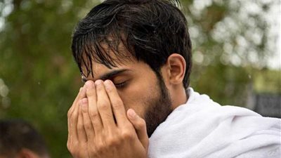 هطول أمطار على عرفة.. وحجيج بيت الله يرفعون الأكف بالدعاء