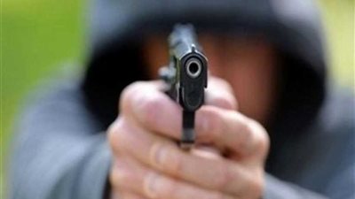 عاطل يطلق النيران على زميله لخلافات مالية بـ