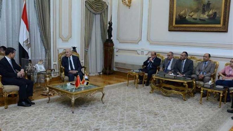 العصار يبحث مع سفير