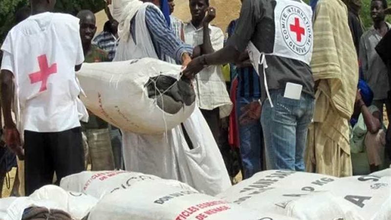 الصليب الأحمر يعلق