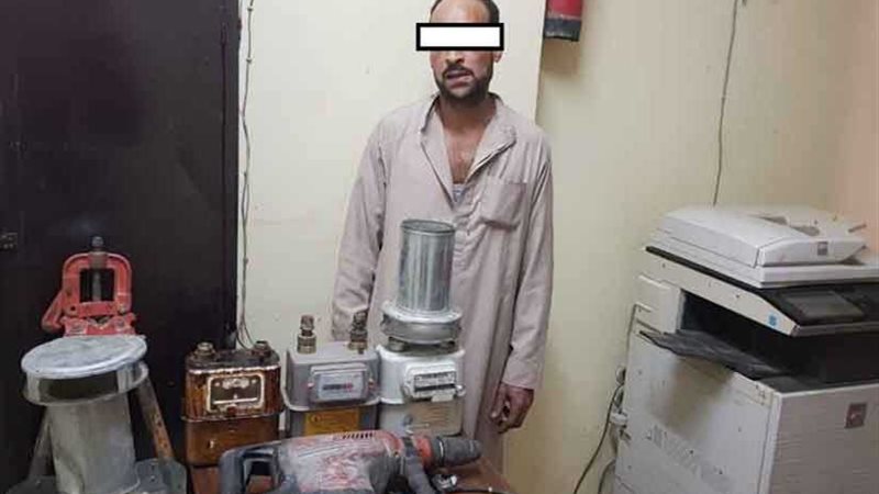 ضبط عاطل يقوم بتركيب