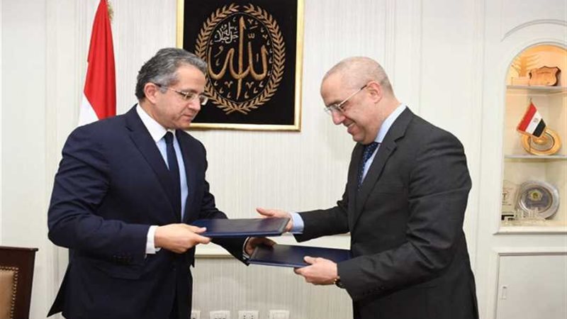 وزيرا الآثار والإسكان