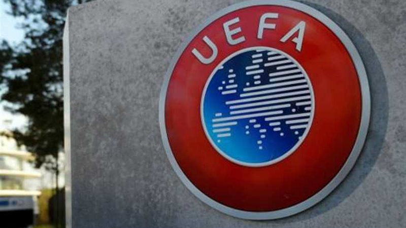 ثلاثة لاعبين يتنافسون