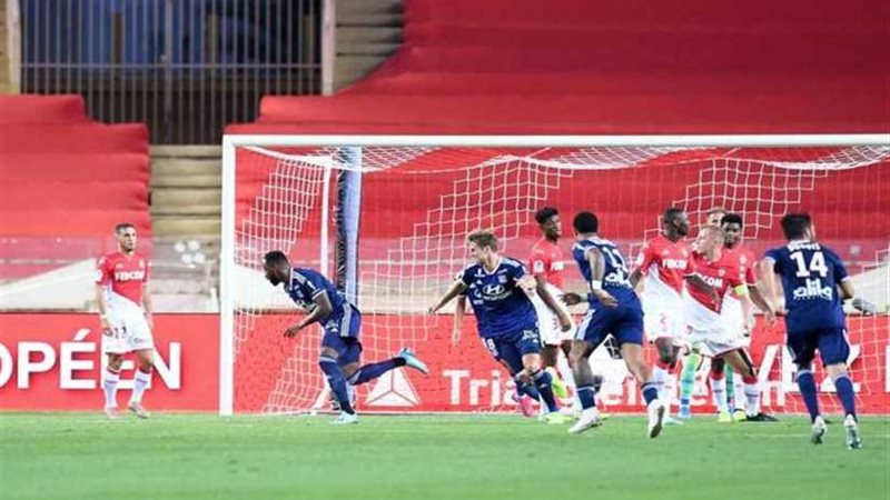 ليون يفتتح مشواره