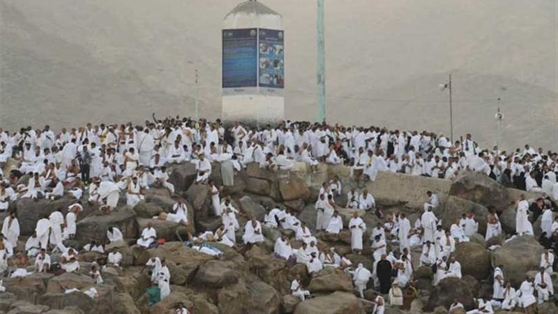 مسجد نمرة يكتسي البياض..