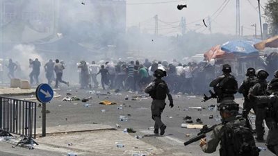 إصابة عشرات المصلين بالمسجد الأقصى بالاختناق بقنابل الاحتلال الإسرائيلي في محاولة لتفريقهم لإدخال المستوطنين