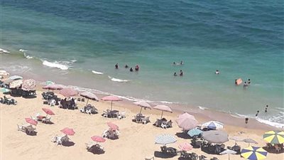 إقبال ملحوظ علي الشواطئ أول أيام عيد الأضحي بالإسكندرية