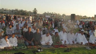 بالصور.. الآلاف يؤدون صلاة العيد في مساجد وساحات شمال سيناء