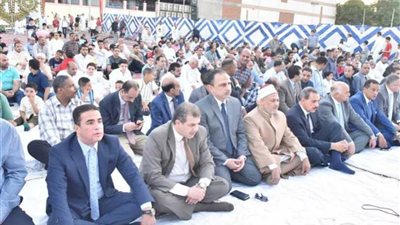 محافظ أسيوط يشارك المواطنين صلاة العيد بساحة أرض الملاعب بحي شرق