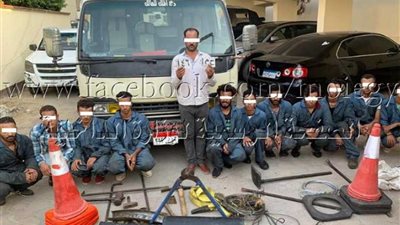 12 شخصاً ينتحلون صفة عمال 