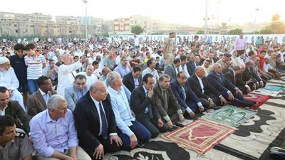 الآلاف يؤدون صلاة عيد الأضحى بـ